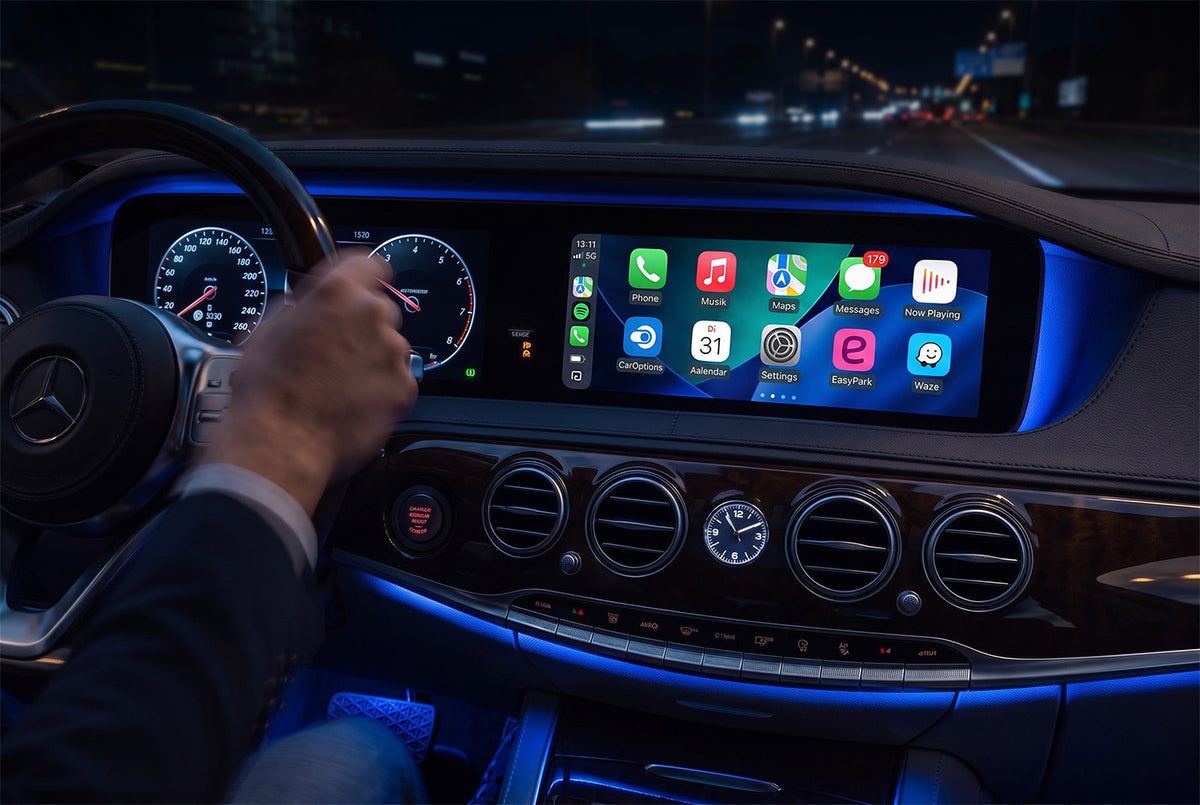 Bilinteriör med Apple CarPlay på bilens originalskärm